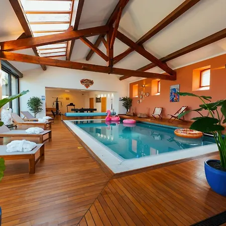 别墅 Casa Vamae Pool & Private Cinema 艾美丽·莱斯·班恩斯·帕尔