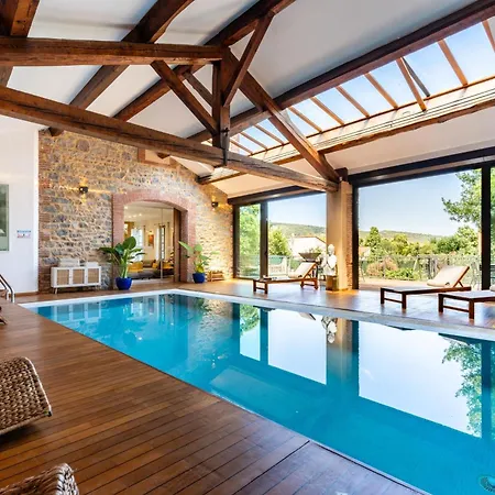 Casa Vamae Pool & Private Cinema * 艾美丽·莱斯·班恩斯·帕尔